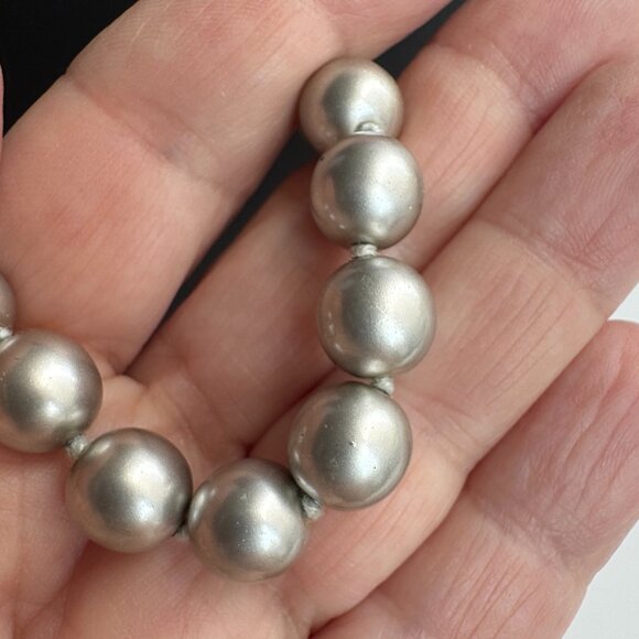 Vintage Joan Rivers Silver Gray Faux Pearl Beaded Necklace 29”-32” Lobster Clasp - Picture 4 of 9
